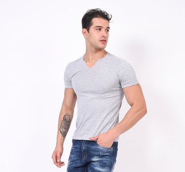 PLAYERA PARA HOMBRE QUARRY PLAY KM24B001 CUELLO CORTE V BC CHI